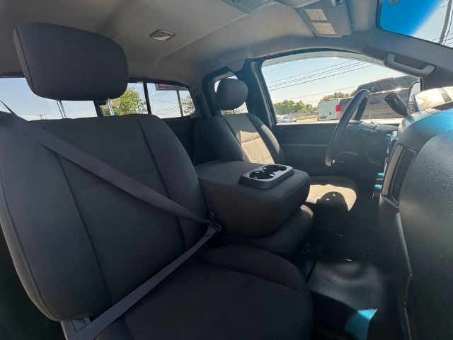 Nissan Titan Vehicle Full-screen Gallery Image 09