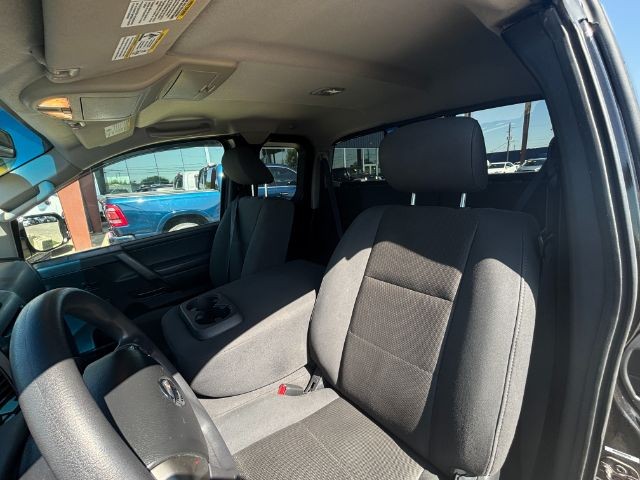 Nissan Titan Vehicle Full-screen Gallery Image 10