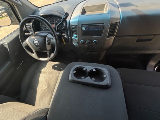 Nissan Titan Vehicle Full-screen Gallery Image 11