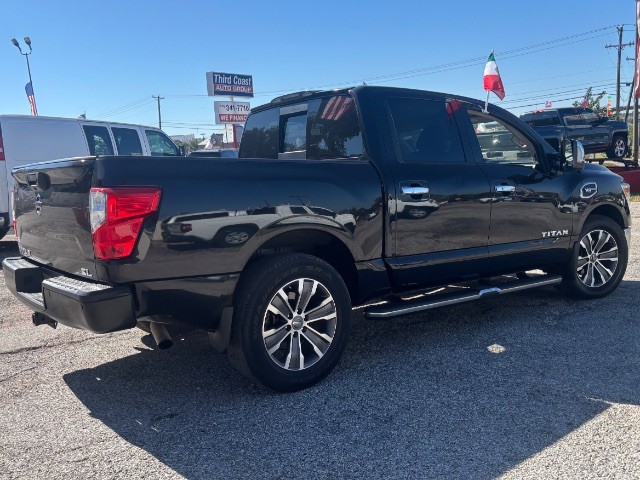 Nissan Titan Vehicle Full-screen Gallery Image 02