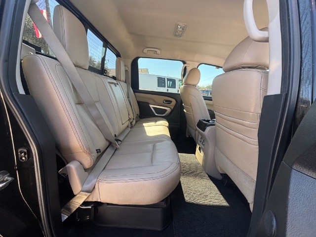 Nissan Titan Vehicle Full-screen Gallery Image 03