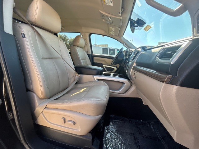 Nissan Titan Vehicle Full-screen Gallery Image 04