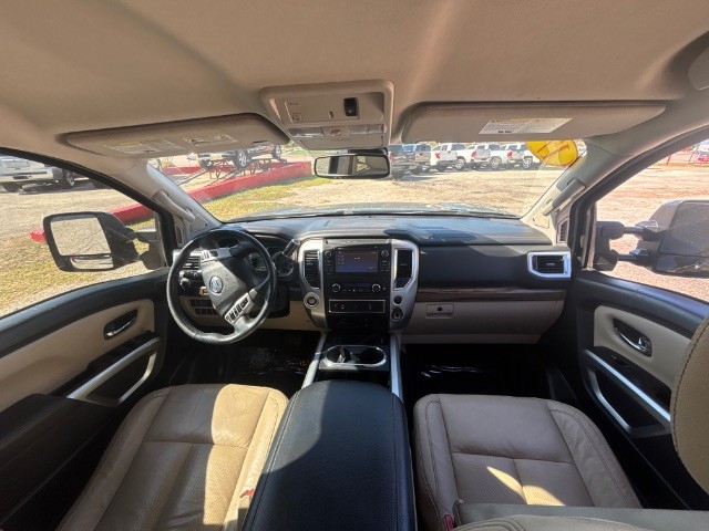 Nissan Titan Vehicle Full-screen Gallery Image 05