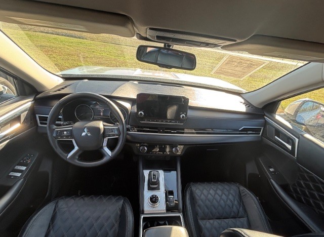 Mitsubishi Outlander Vehicle Full-screen Gallery Image 03