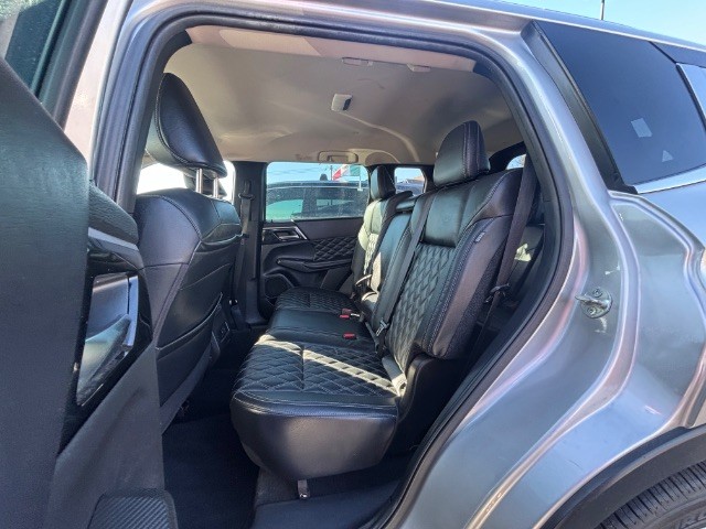 Mitsubishi Outlander Vehicle Full-screen Gallery Image 04