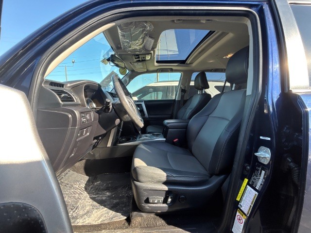 Toyota 4Runner Vehicle Full-screen Gallery Image 04