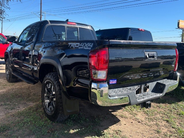 Toyota Tacoma Vehicle Full-screen Gallery Image 02