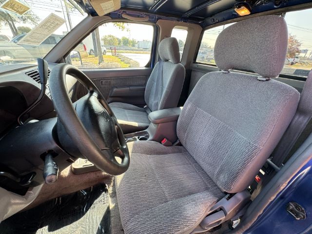 Nissan Frontier 2WD Vehicle Full-screen Gallery Image 07