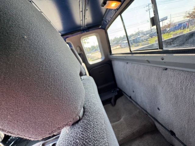 Nissan Frontier 2WD Vehicle Full-screen Gallery Image 08