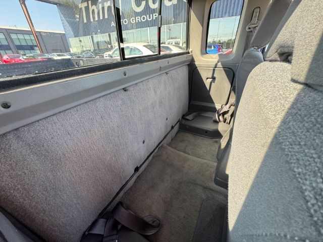 Nissan Frontier 2WD Vehicle Full-screen Gallery Image 09