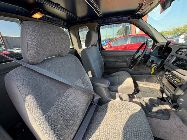 Nissan Frontier 2WD Vehicle Full-screen Gallery Image 10