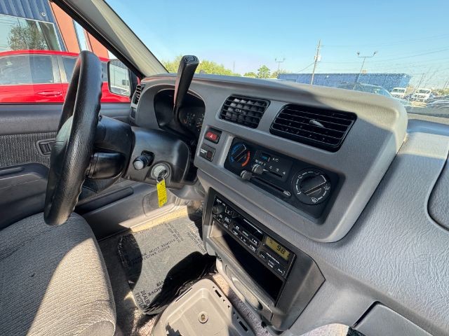 Nissan Frontier 2WD Vehicle Full-screen Gallery Image 11