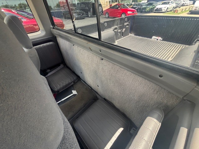 Nissan Frontier 2WD Vehicle Full-screen Gallery Image 17