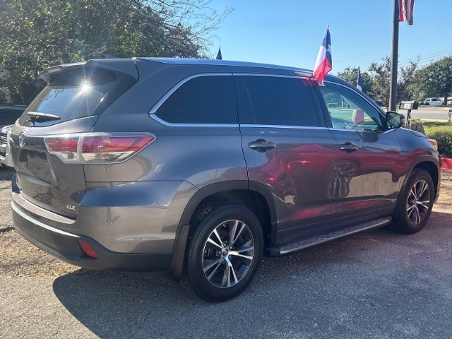 Toyota Highlander Vehicle Full-screen Gallery Image 02