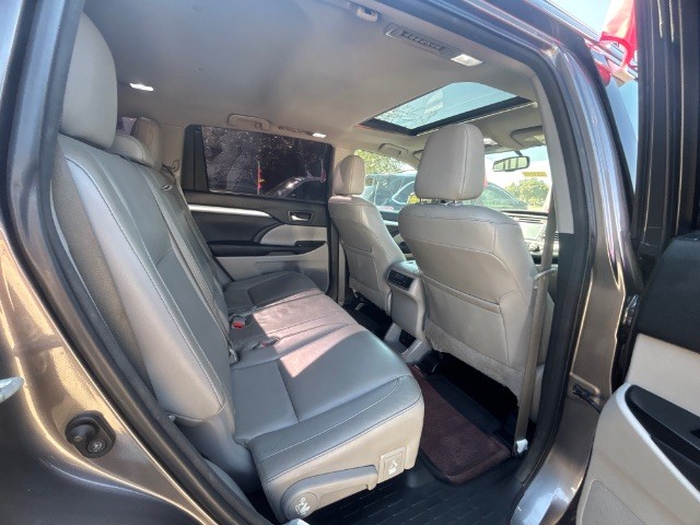 Toyota Highlander Vehicle Full-screen Gallery Image 05