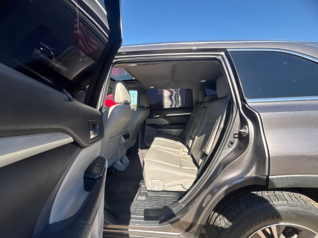 Toyota Highlander Vehicle Full-screen Gallery Image 06