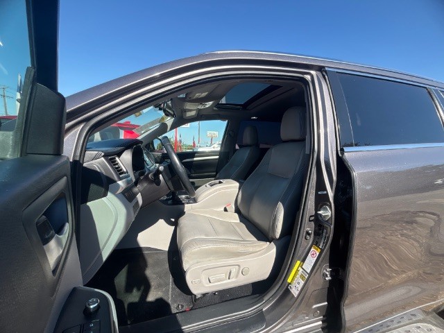 Toyota Highlander Vehicle Full-screen Gallery Image 07