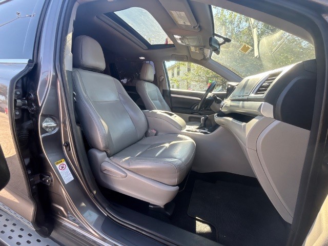 Toyota Highlander Vehicle Full-screen Gallery Image 08