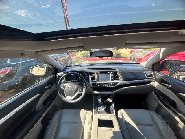 Toyota Highlander Vehicle Full-screen Gallery Image 09