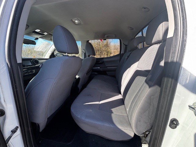 Toyota Tacoma Vehicle Full-screen Gallery Image 03