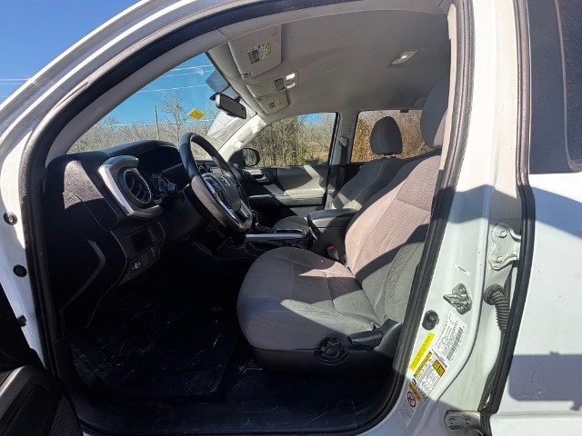 Toyota Tacoma Vehicle Full-screen Gallery Image 04