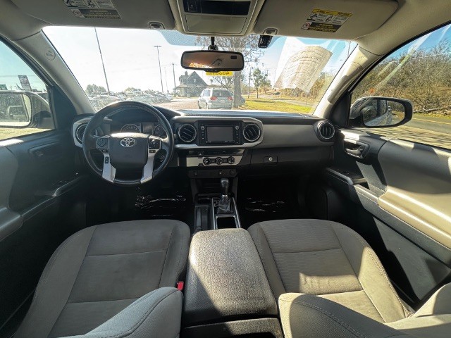 Toyota Tacoma Vehicle Full-screen Gallery Image 05