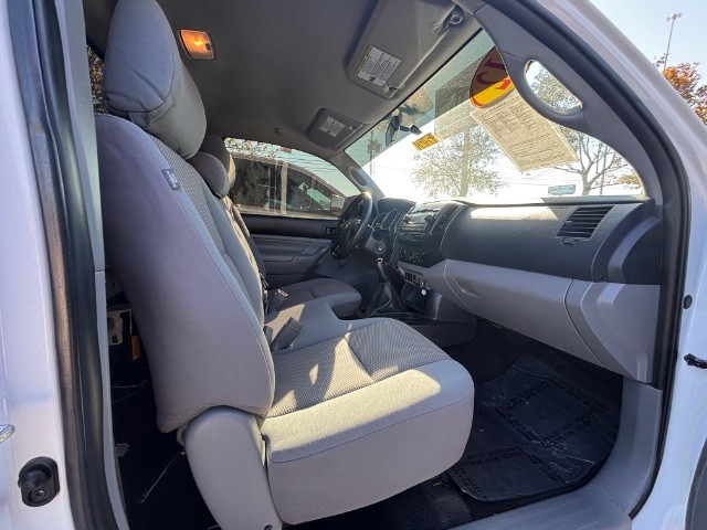 Toyota Tacoma Vehicle Full-screen Gallery Image 03