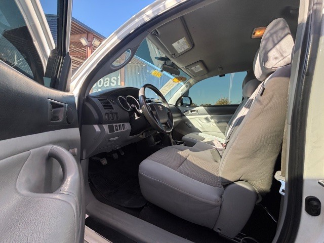 Toyota Tacoma Vehicle Full-screen Gallery Image 04