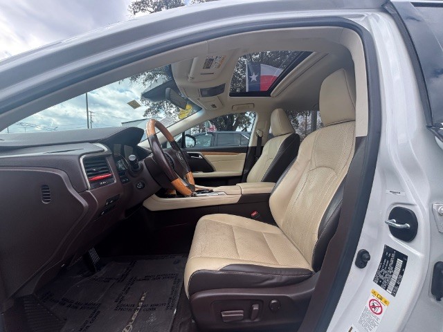 Lexus RX Vehicle Full-screen Gallery Image 04