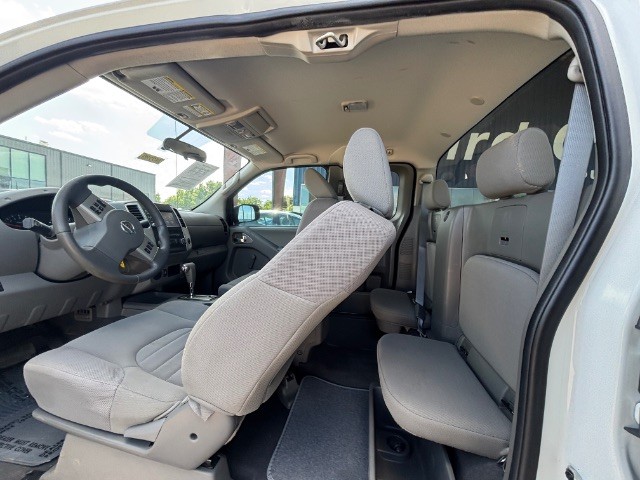 Nissan Frontier Vehicle Full-screen Gallery Image 05