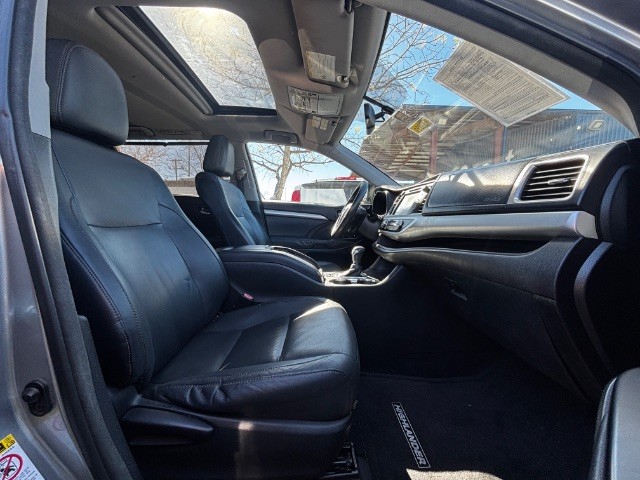 Toyota Highlander Vehicle Full-screen Gallery Image 05