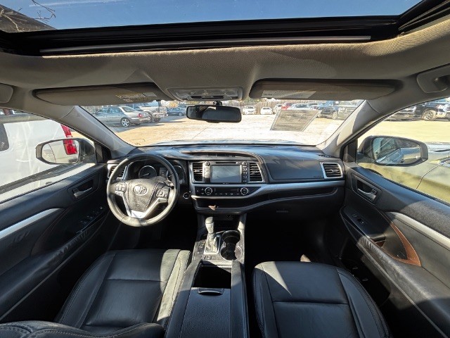 Toyota Highlander Vehicle Full-screen Gallery Image 06