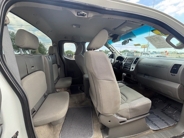 Nissan Frontier Vehicle Full-screen Gallery Image 07