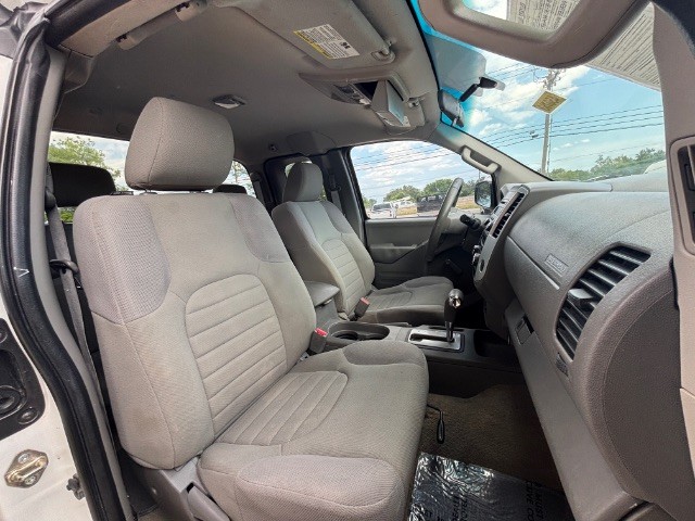 Nissan Frontier Vehicle Full-screen Gallery Image 08