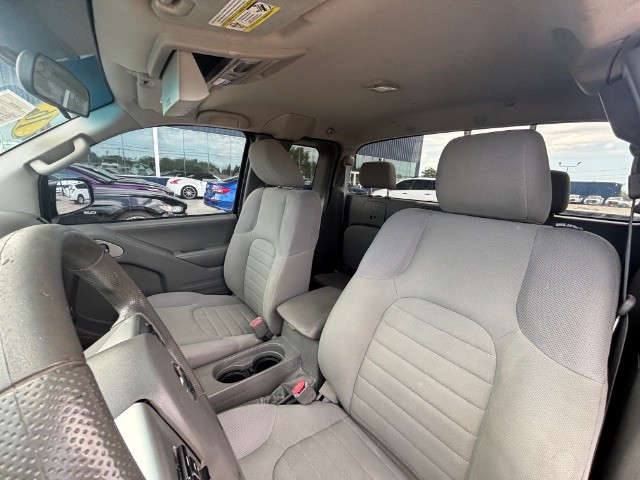 Nissan Frontier Vehicle Full-screen Gallery Image 09