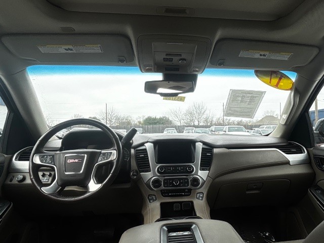 GMC Yukon Vehicle Full-screen Gallery Image 06