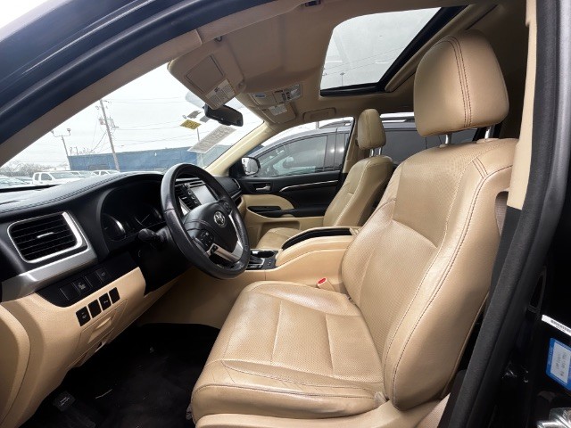 Toyota Highlander Vehicle Full-screen Gallery Image 05