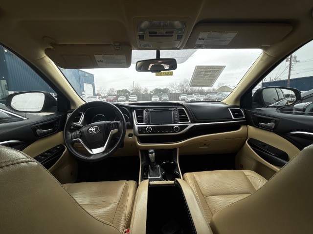 Toyota Highlander Vehicle Full-screen Gallery Image 06