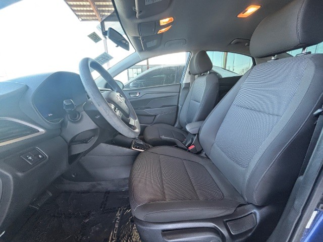 Hyundai Accent Vehicle Full-screen Gallery Image 04