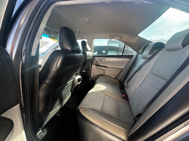 Toyota Camry Vehicle Full-screen Gallery Image 03