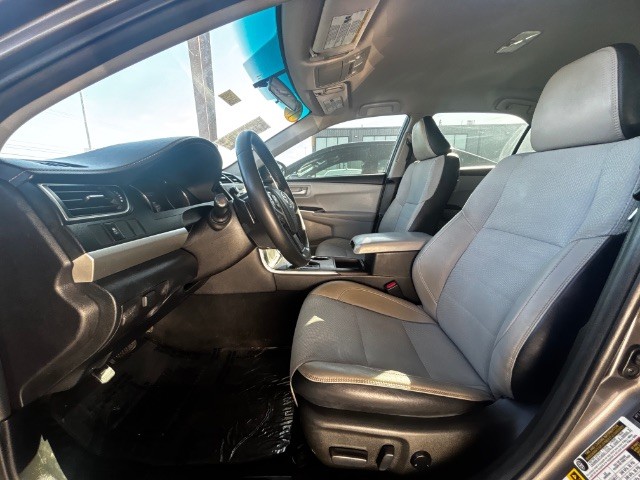 Toyota Camry Vehicle Full-screen Gallery Image 04