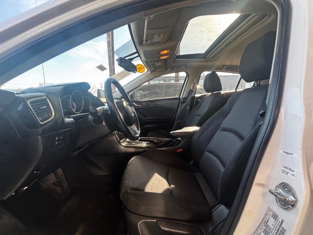 Mazda Mazda3 Sedan Vehicle Full-screen Gallery Image 04