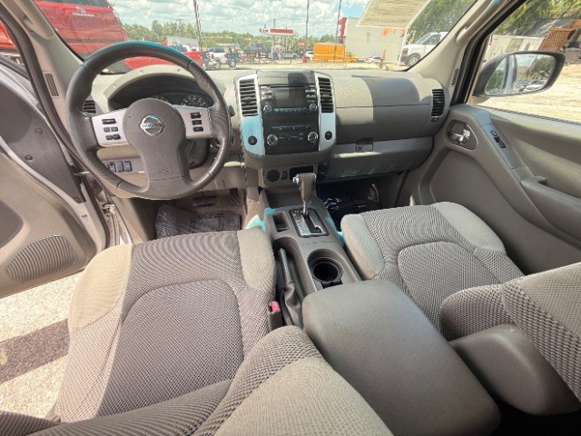 Nissan Frontier Vehicle Full-screen Gallery Image 09