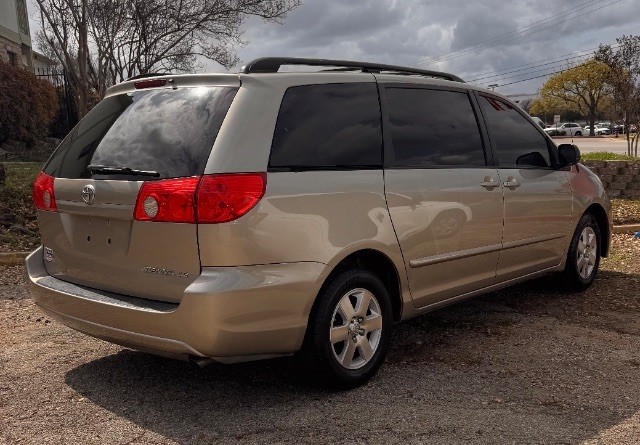 Toyota Sienna Vehicle Full-screen Gallery Image 02