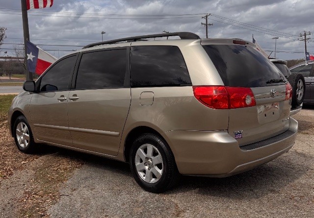 Toyota Sienna Vehicle Full-screen Gallery Image 03