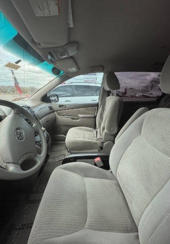 Toyota Sienna Vehicle Full-screen Gallery Image 04