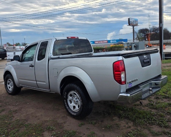 Nissan Frontier Vehicle Full-screen Gallery Image 03