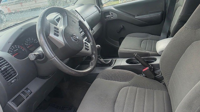 Nissan Frontier Vehicle Full-screen Gallery Image 04