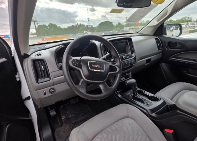 GMC Canyon Vehicle Full-screen Gallery Image 04