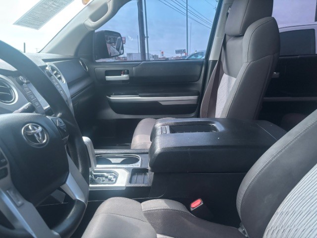 Toyota Tundra 4WD Vehicle Full-screen Gallery Image 03